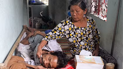 Mẹ già nhặt ve chai chăm con bị bệnh hiểm nghèo