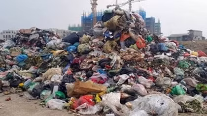 Vừa trúng thầu 220 tỷ, công ty thu gom đổ trộm trăm tấn rác ra đường