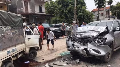 Hai ô tô mất lái đâm trực diện, 1 người chết, 2 người bị thương
