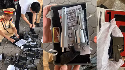 Người phụ nữ chở cả "kho" hung khí, súng và đạn trên xe máy