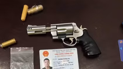 Thanh niên điều khiển xe máy không MBH mang theo súng