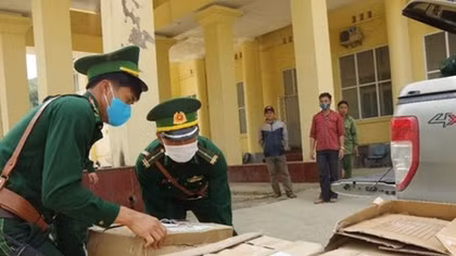 Ngụy trang khẩu trang, nước rửa tay trong thùng hàng để “tuồn” qua biên giới