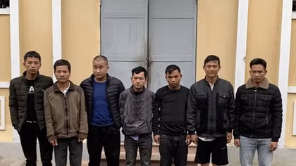 Tổ chức đánh bạc trong nhà thờ họ 