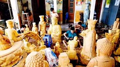 Bàn tay khắc gỗ nên vàng