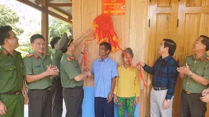 Bàn giao nhà tình nghĩa cho hai hộ gia đình tại huyện Nam Trà My