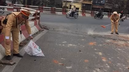 CSGT thu dọn đống đất gây ùn tắc cầu Chương Dương 