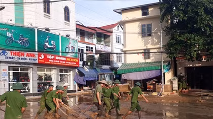 Nhiều chiến sĩ Công an bỏ nhà trong lũ cùng đồng đội cứu dân