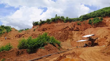 Tan hoang rừng núi vì doanh nghiệp thăm dò, khai thác thử vàng gốc