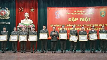 Khen thưởng các cán bộ Công an dũng cảm trong phá án