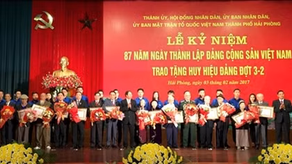 Trao Huy hiệu 70 năm tuổi Đảng tặng 40 đảng viên lão thành