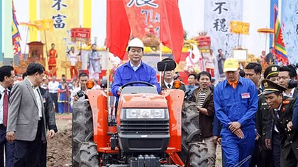 Chủ tịch nước lái máy cày trong lễ Tịch điền