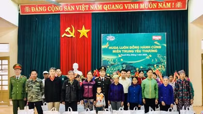 Trao quà tết cho đồng bào nghèo tại 5 huyện miền núi tỉnh Thanh Hóa