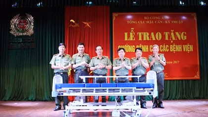 Trao tặng 200 giường bệnh cho các bệnh viện CAND
