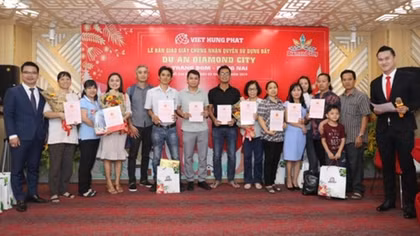Việt Hưng Phát trao hàng trăm sổ hồng Dự án Diamond City