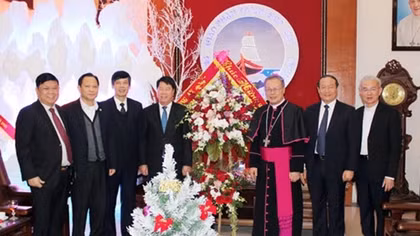 Thứ trưởng Bùi Văn Nam thăm và chúc mừng các chức sắc Tòa giám mục Thanh Hóa