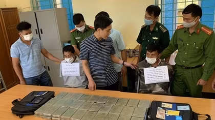 Bắt 2 đối tượng vận chuyển 60 bánh heroin ở Điện Biên