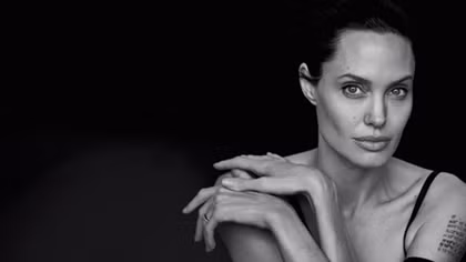 Angelina Jolie rắc rối với “trò chơi tiền mặt”
