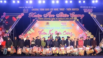 Mang xuân ấm đến cho bà con nhân dân vùng biên cương