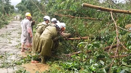 Hàng trăm cán bộ Công an tăng cường giúp dân khắc phục hậu quả cơn bão số 12
