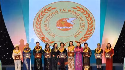 Hội Phụ nữ Bộ Công an được tặng Giải thưởng Phụ nữ Việt Nam 2016