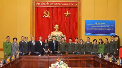 Tập đoàn Quốc tế Pou Chen Đài Loan trao quà tặng con em CBCS Công an