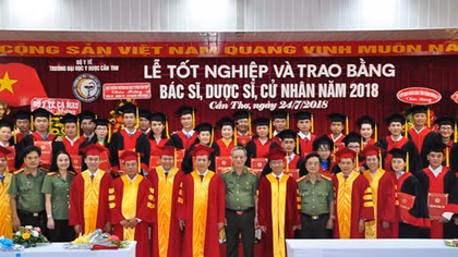 Trao bằng cho 45 bác sỹ, 9 dược sỹ CAND