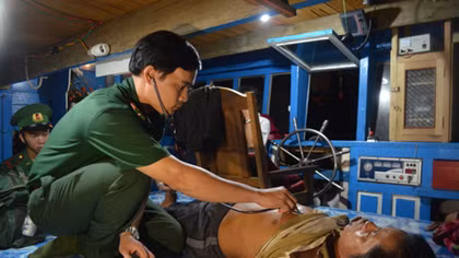 Cứu nạn kịp thời 6 ngư dân trên tàu đánh cá bị thủng vỏ