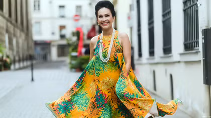 Diễm My mặc các thiết kế hoa cúc dạo phố Paris