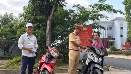 Trao trả xe bị mất trộm cho người dân