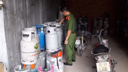 Bắt quả tang cơ sở sang chiết gas lậu quy mô lớn