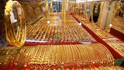 Vàng phá mốc 62 triệu đồng/lượng