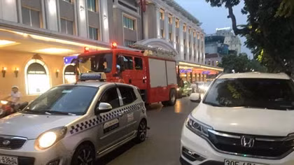 Dừng đèn đỏ rồi ngủ quên trong xe giữa phố Tràng Tiền