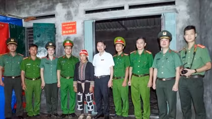 Trao nhà Đại đoàn kết cho người dân có hoàn cảnh khó khăn