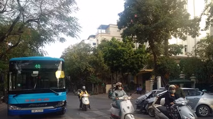 Va chạm với xe buýt, xe con thiệt hại nặng