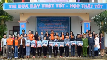 Mang yêu thương đến học sinh nghèo vùng bão lũ Quảng Sơn