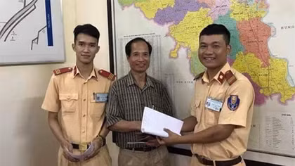 CSGT đội mưa tìm người dân trả lại tài sản bị đánh rơi