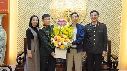 Báo CAND chúc mừng Báo QĐND nhân Ngày thành lập QĐND Việt Nam
