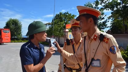 Chuyện những người CSGT hết lòng vì công việc