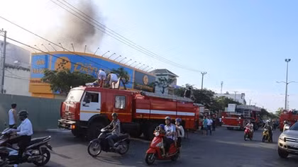 Siêu thị Điện máy Xanh bốc cháy ngùn ngụt