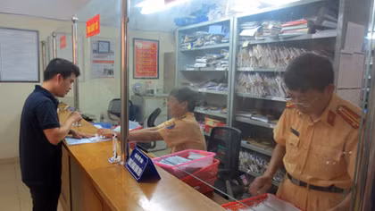 Hàng ngàn giấy phép lái xe đang bị “bỏ quên” ở Hà Nội