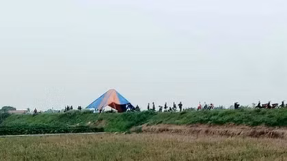 Thi thể phụ nữ cháy đen trên bờ đê đầm rươi