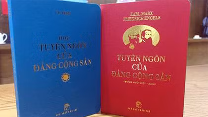 Bộ tác phẩm “Tuyên ngôn của Đảng Cộng sản” dưới dạng sách bỏ túi