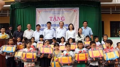 Agribank trao tặng 500 cặp phao cứu sinh cho con em lao động nghèo tại Thừa Thiên - Huế