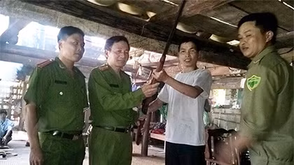 Nhờ cậy người có uy tín vận động nhân dân giao nộp vũ khí ở Hà Giang