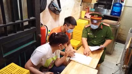 Ký cam kết với các hội kinh doanh khu “phố Tây” phòng chống COVID-19