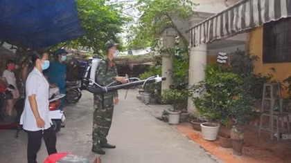 Hà Nội huy động tổng lực phun hóa chất diệt muỗi