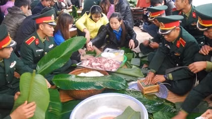 “Gói bánh chưng xanh cùng người nghèo ăn Tết”