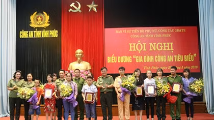 Công an tỉnh Vĩnh Phúc biểu dương gia đình Công an tiêu biểu