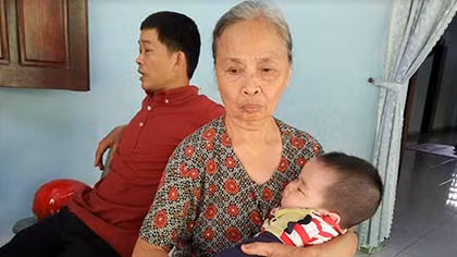 Bé trai 10 tháng tuổi kháu khỉnh bị bỏ rơi trong lô cao su