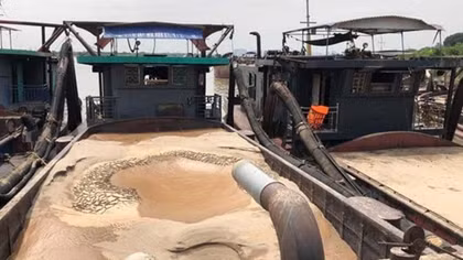 Mật phục trong đêm bắt 3 tàu cát tặc trên sông Hồng